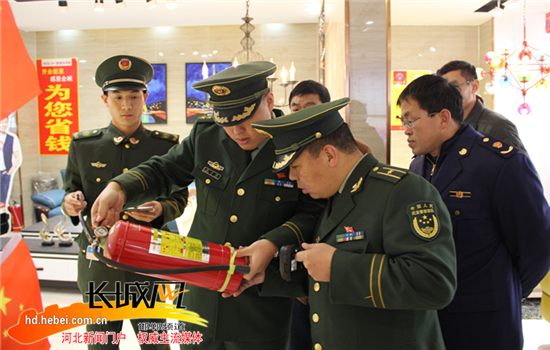 消防人員在對消防器材進行檢查。王俊平供圖