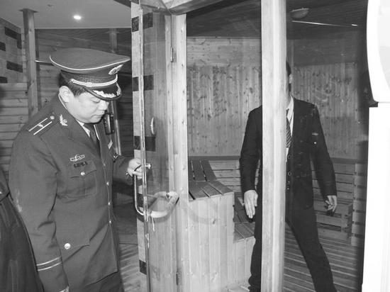 成都消防執(zhí)法人員正在對汗蒸場所進(jìn)行檢查。