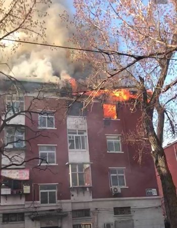 北京東城一住宅樓起火 北京消防提醒注意繞行 北京東城一住宅樓起火 北京消防提醒注意繞行