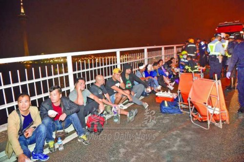 大量傷者坐在橋邊等待救援。（圖：《澳門日報》）