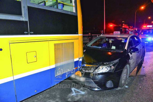 的士收掣不及撞上巴士尾。（圖：《澳門日報》）