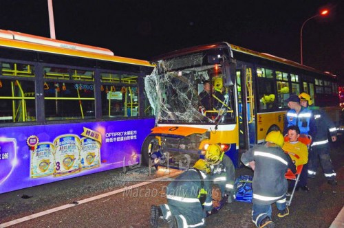 兩輛巴士對撼損毀，被困車廂的巴士司機由消防員救出。（圖：《澳門日報》）
